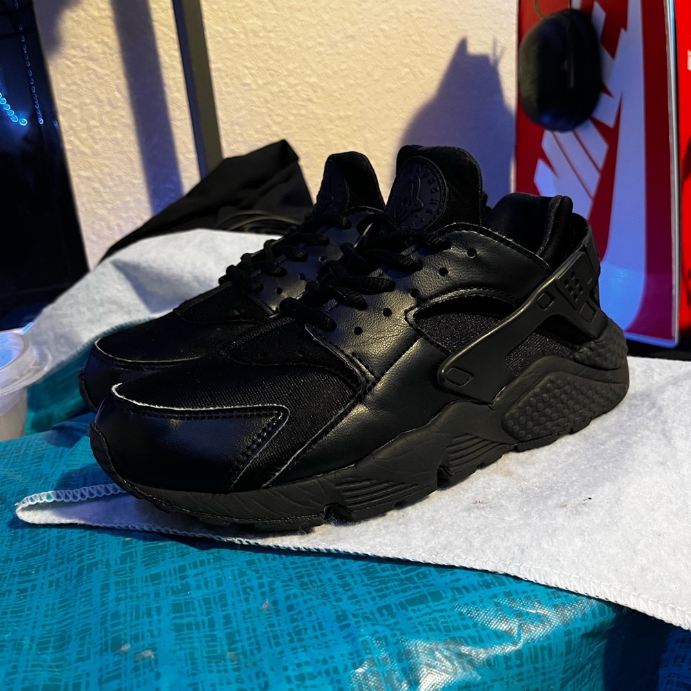 Black Nike Huaraches